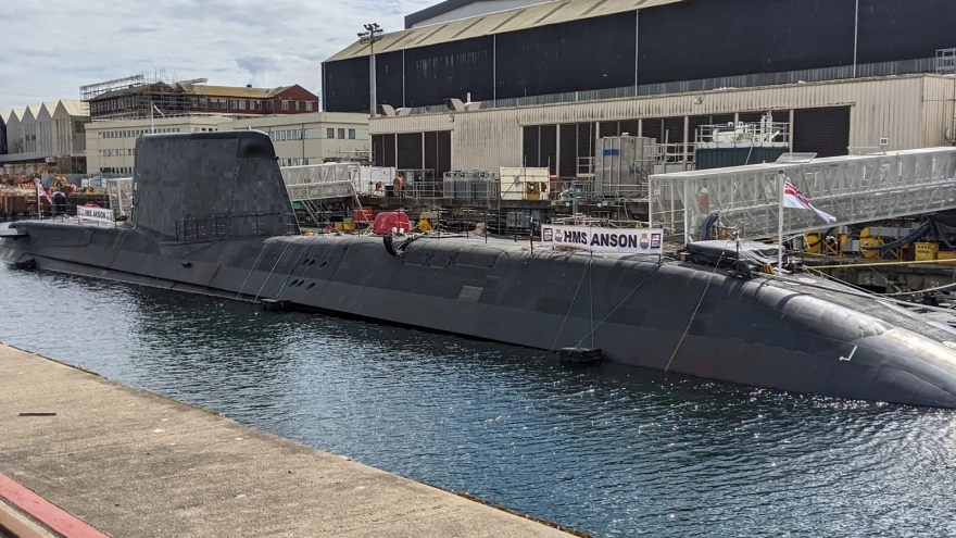 Lần đầu tiên tàu ngầm hạt nhân của Anh cập cảng Australia